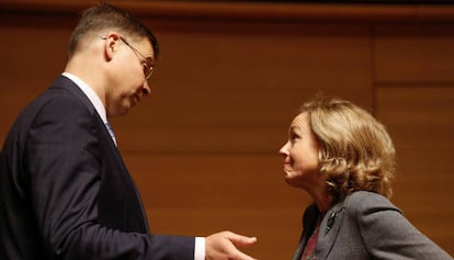 La ministra Nadia Calviño con el vicepresidente de la Comisión Europea Valdis Dombrovskis este martes en Luxemburgo.