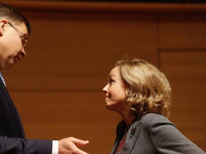 La ministra Nadia Calviño con el vicepresidente de la Comisión Europea Valdis Dombrovskis este martes en Luxemburgo.