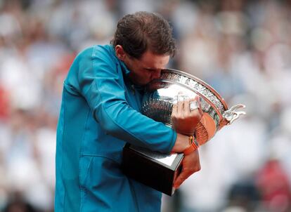 Nadal beija a taça conquistada em Roland Garros em 2018.