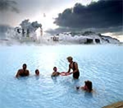 La laguna Azul, cerca de Reikiavik (Islandia), atrae a visitantes en busca de un baño y unos lodos relajantes (ideales contra la resaca, el estrés y la soriasis).