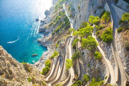 Via Krupp une Capri con Marina Piccola, en la costa sur de Capri. A lo largo de su recorrido serpenteante se disfruta de hermosas vistas. El paseo fue un regalo del empresario alemán Friedrich Alfred Krupp a la isla en 1902.