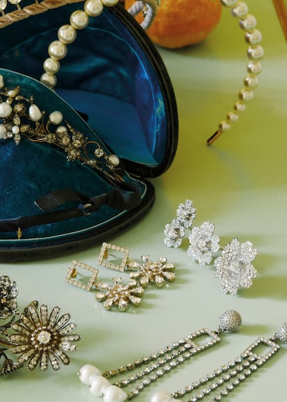 Algunas de las antiguas joyas que atesora el diseñador mezcladas con piezas creadas por él.
