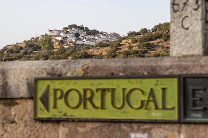 El pueblo de Segura (Portugal) visto desde el puente romano sobre el río Erjas que marca la frontera con España.