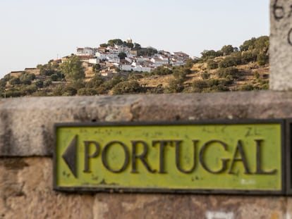 El pueblo de Segura (Portugal) visto desde el puente romano sobre el río Erjas que marca la frontera con España.