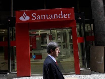 Un hombre pasa junto a una sucursal del Banco Santander.