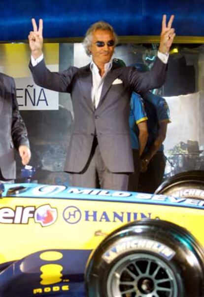 Flavio Briatore, ayer en Madrid ante el coche de Fernando Alonso.