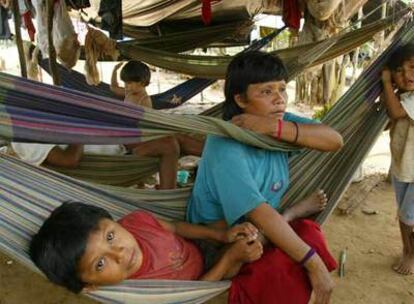 Una familia de nukak maku, en un campamento de refugiados en Barrancón, en la provincia de Guaviare.