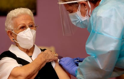 Araceli Hidalgo, 96, receives the Covid-19 vaccine on Sunday.