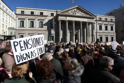 Manifestacion de pensionistas frente al Congreso de los Diputados