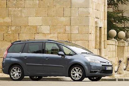 El C4 Picasso tiene una línea sólida y elegante en la que prima el espacio interior. Destacan el diseño robusto del frontal y el parabrisas panorámico, que se prolonga por encima de las plazas delanteras.