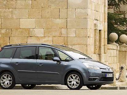 El C4 Picasso tiene una línea sólida y elegante en la que prima el espacio interior. Destacan el diseño robusto del frontal y el parabrisas panorámico, que se prolonga por encima de las plazas delanteras.