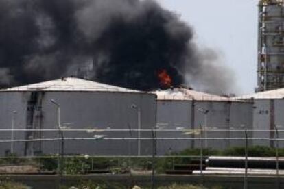 Detalle de un incendio en una planta del Centro de Refinación Paraguaná en la región de Punta Cardón en Punto Fijo, estado Falcón (Venezuela), el pasado sábado 24 de abril de 2010. EFE/Archivo