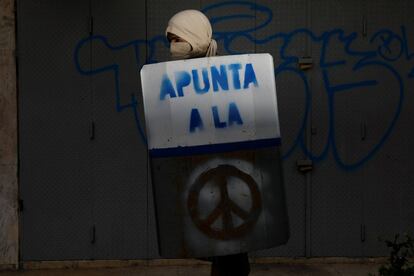 Uno de los participantes en las protestas, con su escudo artesano de metal. 'Protesto por una Venezuela en la cual mis hijos puedan crecer en paz, sin preocuparse por el crimen, donde pueda alimentarlos y darles una educación'.