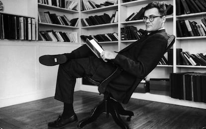 Robert Lowell en el despacho de su casa en 1956. 