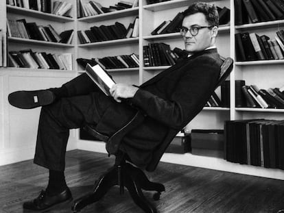 Robert Lowell en el despacho de su casa en 1956.&nbsp;