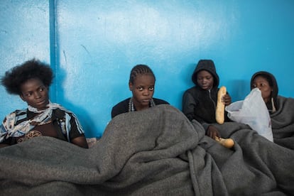 El artículo 9 de la Declaración Universal de los Derechos Humanos señala que nadie puede ser sujeto de detención arbitraria, arresto o exilio. En la foto, inmigrantes aguardan en un centro de detención de Zawiyah, Libia.