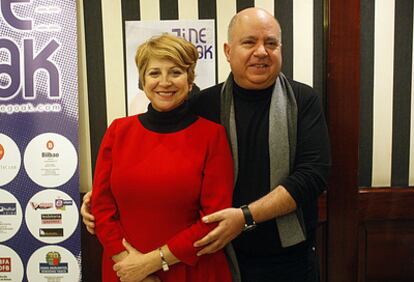 Esther García y Agustín Almodóvar posan antes de agradecer la concesión del premio honorífico de Zinegoak.