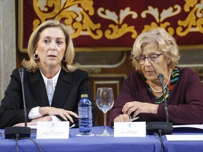 Concepción Dancausa y Manuela Carmerna, ayer durante la junta local de seguridad celebrada en el Ayuntamiento.