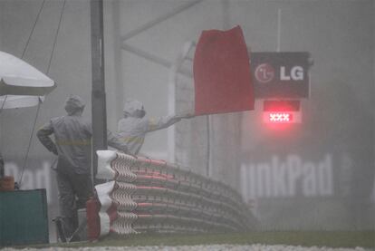 Los pilotos han visto en varias ocasiones la bandera roja debido al caos que ha ocasionado la lluvia en el circuito de Sepang.