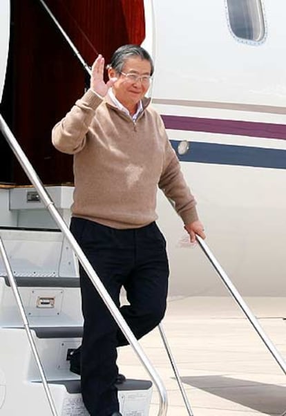 El ex presidente peruano Alberto Fujimori, a su llegada a Santiago de Chile.