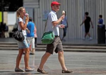 Una pareja de turistas en Valencia. EFE/Archivo