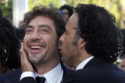 El director de cine mexicano Alejandro González Iñarritu besa Javier Bardem, protagonista de su película <i>Biutiful</i>, presentada a competición en el Festival de Cannes.
