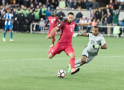 Clint Dempsey anota un gol ante Honduras en el Mundial de 2018.