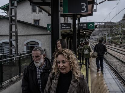 Pasajeros hacen cola ante el control de seguridad para acceder a uno de los primeros trenes que transitan por el nuevo trazado de alta velocidad que une Asturias con Leon, el pasado 30 de noviembre en Pola de Lena.