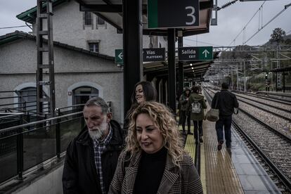 Pasajeros hacen cola ante el control de seguridad para acceder a uno de los primeros trenes que transitan por el nuevo trazado de alta velocidad que une Asturias con Leon, el pasado 30 de noviembre en Pola de Lena.