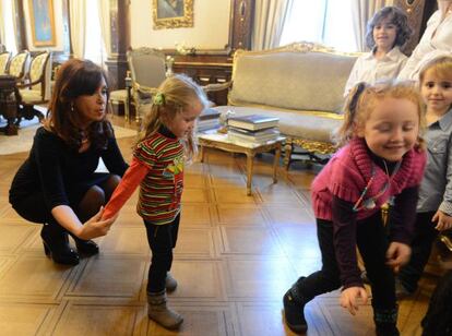 Cristina Fernández de Kirchner durante un encuentro con un grupo de niños el miércoles después de que uno de ellos se hiciera famoso en redes sociales porque quería conocer a la presidenta "en la vida real".