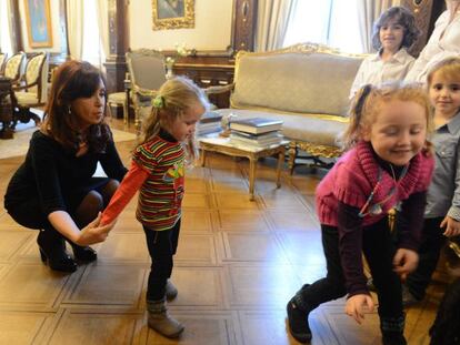 Cristina Fernández de Kirchner durante un encuentro con un grupo de niños el miércoles después de que uno de ellos se hiciera famoso en redes sociales porque quería conocer a la presidenta "en la vida real".