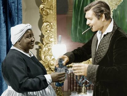 Hattie McDaniel con Clark Gable en una escena de 'Lo que el viento se llevó'.