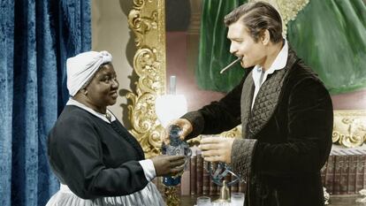 Hattie McDaniel con Clark Gable en una escena de 'Lo que el viento se llevó'.