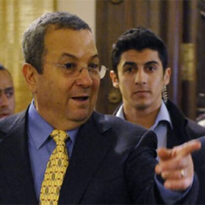 El ministro de Defensa israelí, Ehud Barak (izquierda), y el primer ministro palestino, Salam Fayyad.