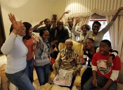 Nelson Mandela, ex presidente de Sudáfrica, posa con sus nietos en su pueblo natal.