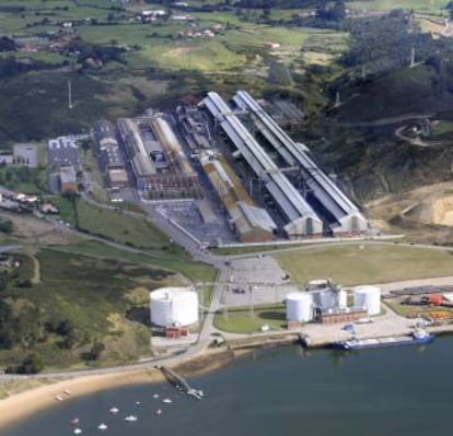 Vista de la fábrica de Alcoa en Avilés (Asturias).