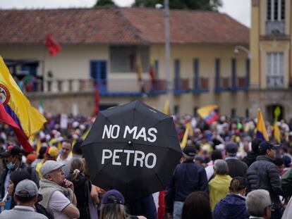 Cientos de personas congregadas en la Plaza de Bolivar, durante la manifestación de este miércoles en contra del Gobierno de Gustavo Petro.