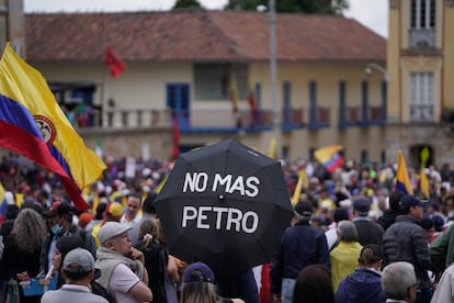 Cientos de personas congregadas en la Plaza de Bolivar, durante la manifestación de este miércoles en contra del Gobierno de Gustavo Petro.