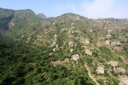 La mayor parte de la población de Yemen vive en el campo, desiertos, montañas y montes. Ese aislamiento ha acostumbrado a los aldeanos a la vida rural, e incluso la arquitectura se ha diseñado específicamente para la adversidad. En la imagen, vista de las casas de Jafariya, en las montañas.