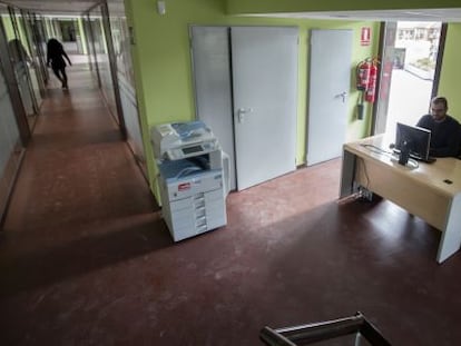 El edil de IU en la mesa que comparte con toda la oposición, en el descansillo de una escalera.