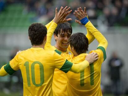 Oscar, Kaká y Neymar festejan un gol.