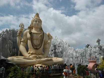 Estatua de Shiva en el templo dedicado a esta deidad, en Bangalore.