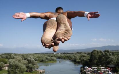 Los espectadores miran como Florid Gashi, ganador de la competencia, realiza el salto ganador del puente de Ura e Fshejte durante la 68ª competencia anual del salto, cerca de la ciudad de Gjakova, Kosovo.