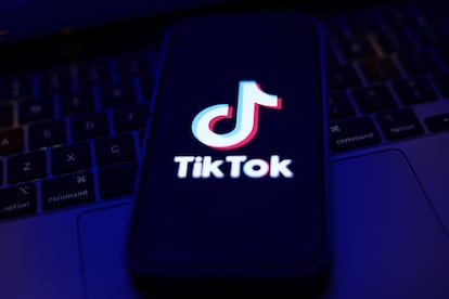 El logotipo de TikTok en la pantalla de un teléfono y el teclado de un ordenador portátil en una imagen de archivo.