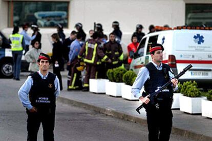 Despliegue policial en las inmediaciones de la cárcel de Quatre Camins el pasado viernes.