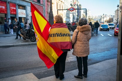 Dos mujeres se dirigían, a principios del año pasado, a una manifestación contra el Gobierno en la plaza de Cibeles.