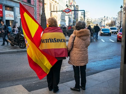 Dos mujeres se dirigían, a principios del año pasado, a una manifestación contra el Gobierno en la plaza de Cibeles.