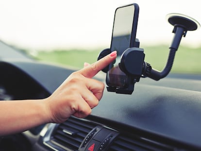 Artículo de EL PAÍS Escaparate que describe los mejores gadgets útiles para el coche por menos de 30 euros