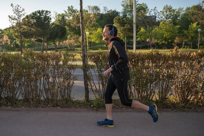 Edmundo Bal, candidato de Ciudadanos a la presidencia de la Comunidad de Madrid, sale a correr a primera hora de la mañana en Madrid por su barrio del norte de Madrid. Lo hace cada dos días. Realiza una media de 10 kilómetros.