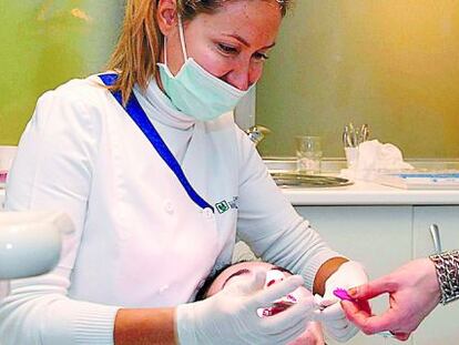 Un paciente en la consulta del dentista.